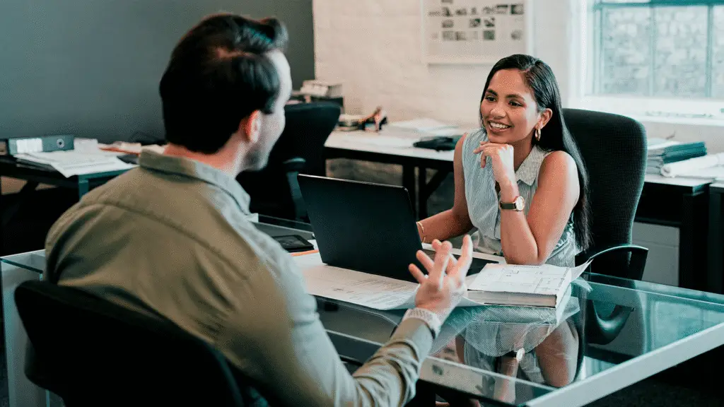 Perguntas comuns em entrevistas de emprego e dicas para respondê-las