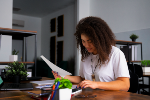 Desempregado? O plano de 30 dias que vai turbinar sua busca por emprego (metas diárias e semanais)